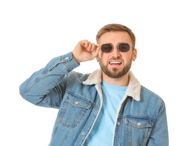 Giovane uomo con eleganti occhiali da sole su sfondo bianco — Foto Stock