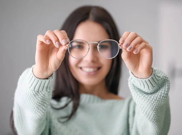 Jovem mulher com óculos elegantes em casa — Fotografia de Stock