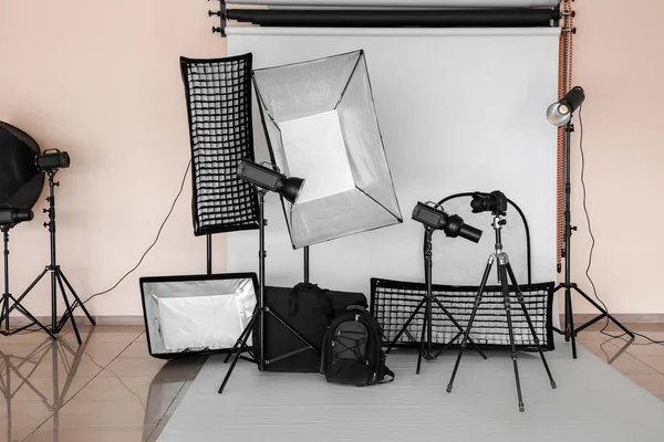 Equipamento profissional no estúdio de fotografia moderna — Fotografia de Stock