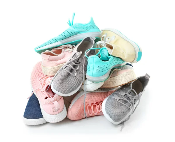 Heap de sapatos diferentes no fundo branco — Fotografia de Stock