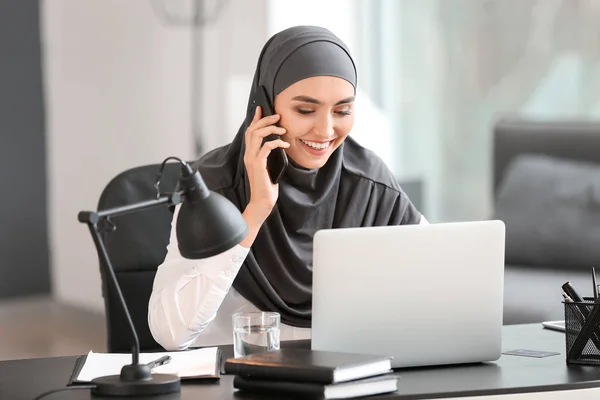 Vacker arabisk affärskvinna som arbetar på kontoret — Stockfoto