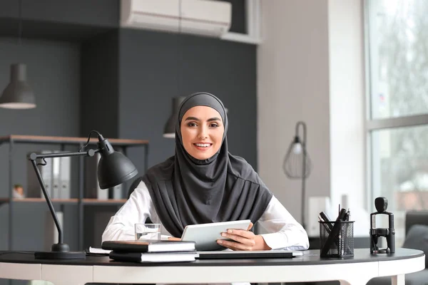 Hermosa mujer de negocios árabe trabajando en la oficina —  Fotos de Stock