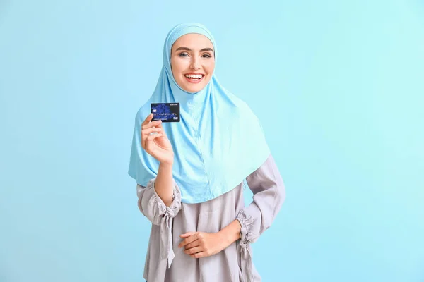 Mooie Arabische vrouw met credit card op kleur achtergrond — Stockfoto