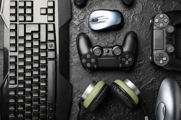 Accessori da gioco moderni su sfondo scuro — Foto Stock