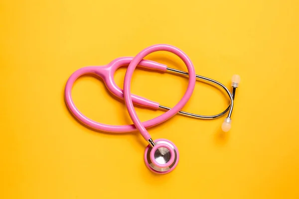 Modernes Stethoskop auf farbigem Hintergrund — Stockfoto