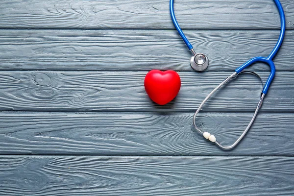 Estetoscopio y corazón sobre fondo de madera —  Fotos de Stock