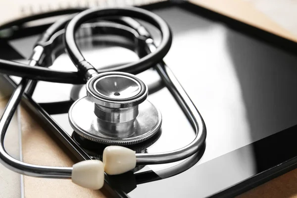 Stethoscope and tablet computer on table, closeup — Stock Photo, Image