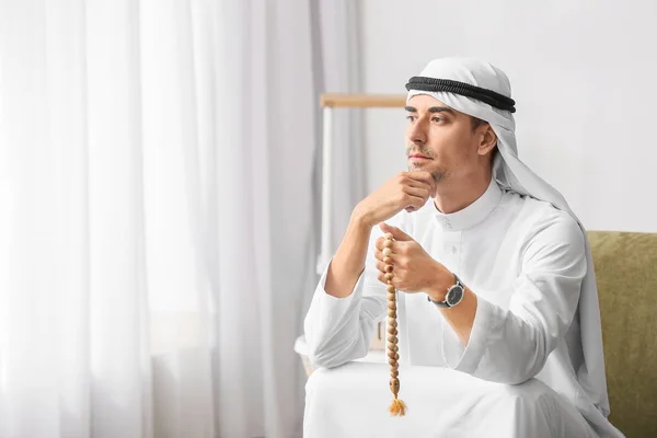 Hombre árabe guapo en casa — Foto de Stock