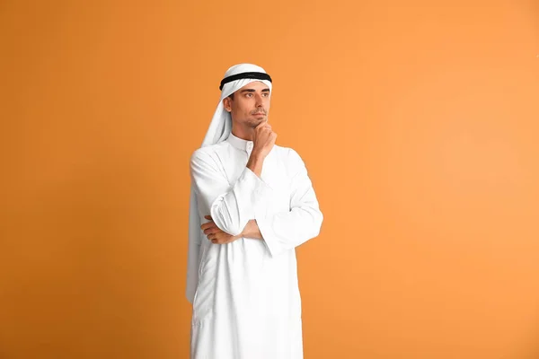 Bello arabo uomo su sfondo colore — Foto Stock