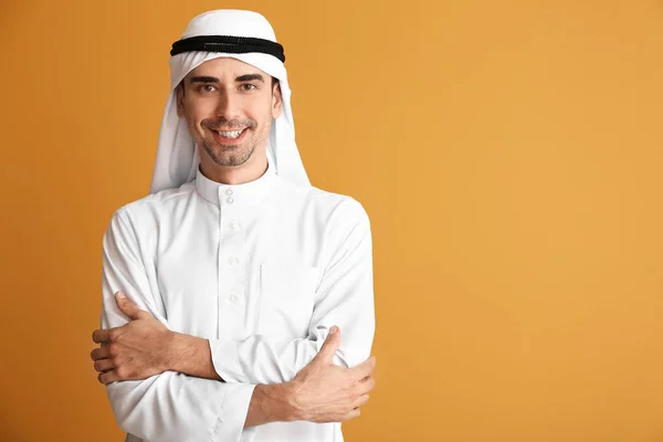 Hombre árabe guapo sobre fondo de color — Foto de Stock