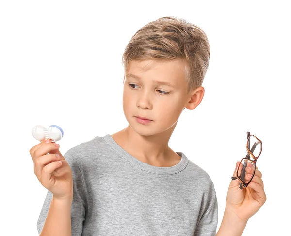Niño pequeño con funda de lente de contacto y gafas graduadas sobre fondo blanco —  Fotos de Stock