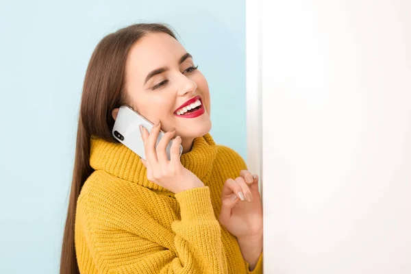 Mulher bonita falando por telefone no fundo de luz — Fotografia de Stock