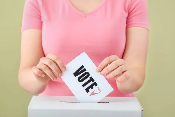 Voting woman near ballot box on color background — Stock Photo, Image
