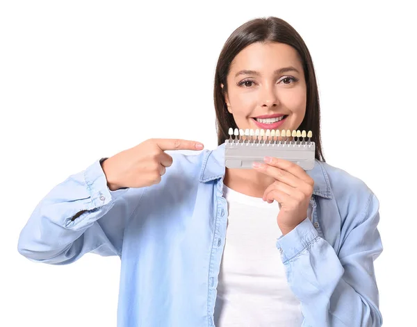 Mooie vrouw met tanden kleur monsters op witte achtergrond — Stockfoto