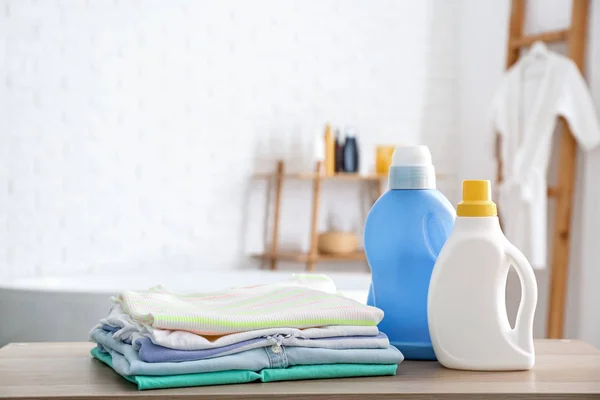 Czysty płyn do prania i prania na stole w łazience — Zdjęcie stockowe