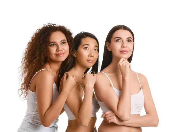 Mooie jonge vrouwen met gezonde huid op witte achtergrond — Stockfoto