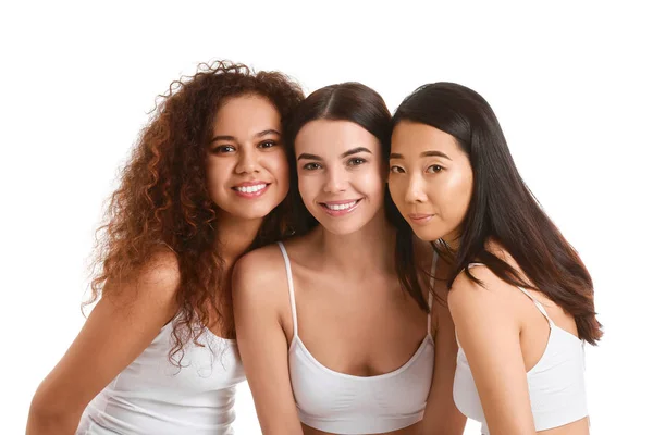 Hermosas mujeres jóvenes con piel sana sobre fondo blanco — Foto de Stock