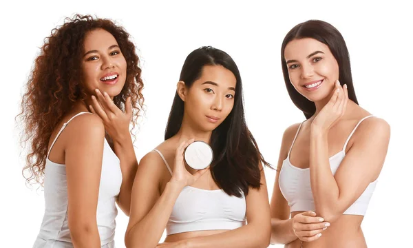 Hermosas mujeres jóvenes con crema sobre fondo blanco — Foto de Stock