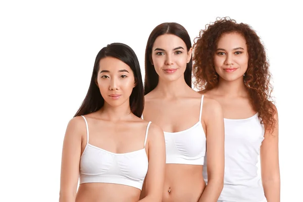 Mooie jonge vrouwen met gezonde huid op witte achtergrond — Stockfoto