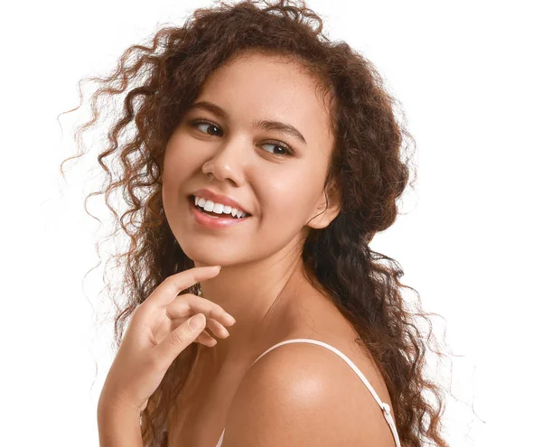Mooie jonge Afro-Amerikaanse vrouw met gezonde huid op witte achtergrond — Stockfoto