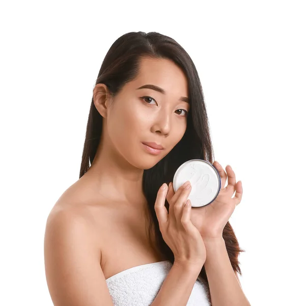 Красивая молодая азиатка со сливками на белом фоне — стоковое фото