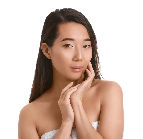Gyönyörű fiatal ázsiai nő egészséges bőr fehér háttér — Stock Fotó