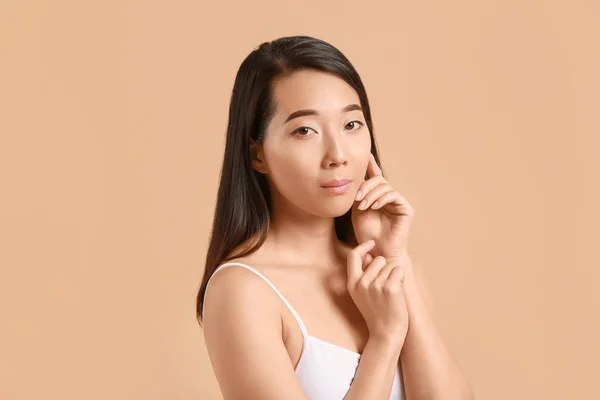 色の背景に健康な肌を持つ美しい若いアジアの女性 — ストック写真