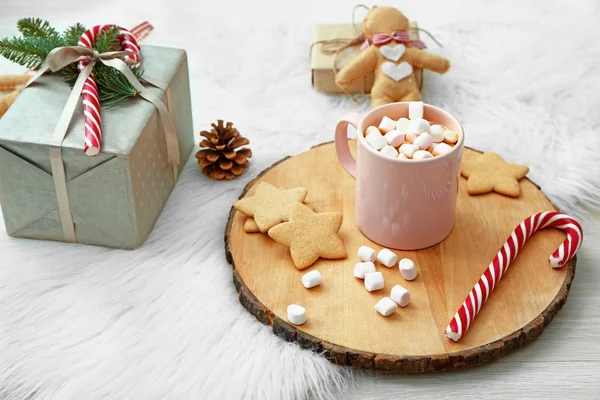 Piękna kompozycja świąteczna z gorącą czekoladą na jasnym tle — Zdjęcie stockowe