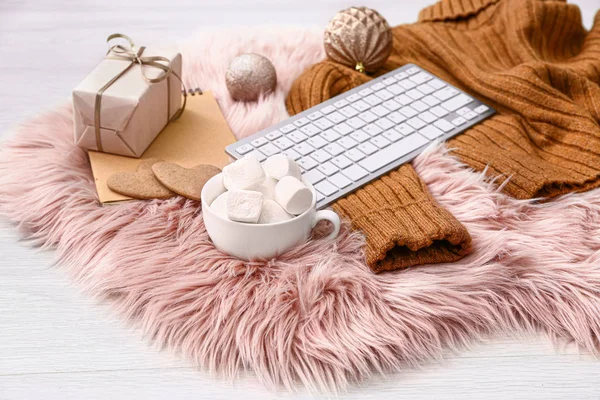 Mooie kerstcompositie met warme kleding, PC toetsenbord, geschenken en warme chocolademelk op lichte achtergrond — Stockfoto