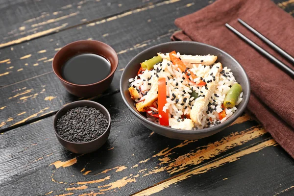 Μπολ με νόστιμο ρύζι, κοτόπουλο και λαχανικά σε σκούρο ξύλινο φόντο — Φωτογραφία Αρχείου