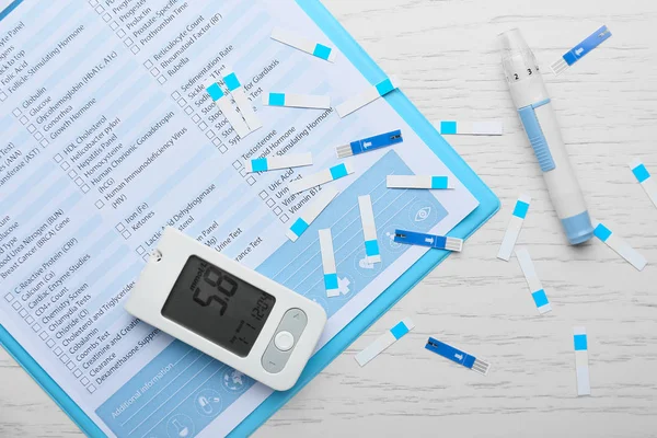 Prueba de laboratorio, glucosímetro y lápiz lanceta en la mesa. Concepto de diabetes —  Fotos de Stock