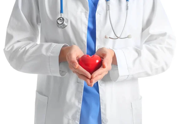 Cardiologista feminina com coração vermelho no fundo branco, close-up — Fotografia de Stock