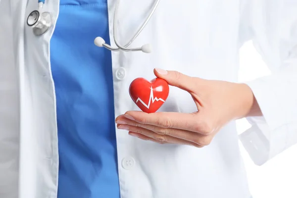 Женщина-кардиолог с красным сердцем, крупным планом — стоковое фото