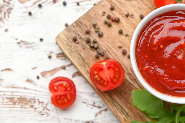 Cuenco con sabrosa salsa barbacoa en la mesa — Foto de Stock