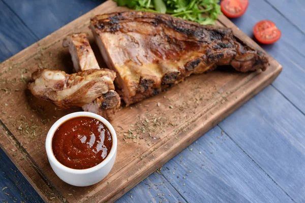 Composição com molho de churrasco saboroso e carne na mesa — Fotografia de Stock