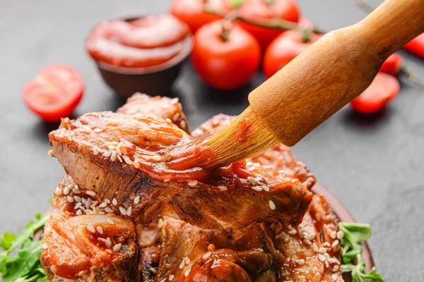 Application de sauce barbecue savoureuse sur la viande, gros plan — Photo
