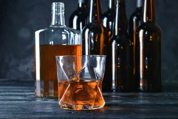 Olika drycker på bordet. Begreppet alkoholism — Stockfoto