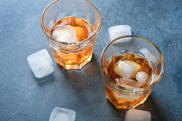 Whiskeyglas på bordet. Begreppet alkoholism — Stockfoto