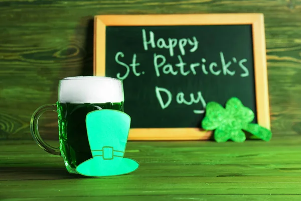 Mok groen bier voor St. Patrick 's Day op houten tafel — Stockfoto