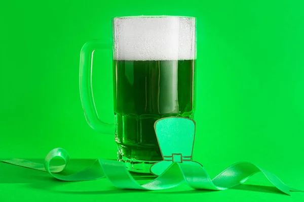 Mug of green beer for St. Patrick's Day on color background — Stock Photo, Image