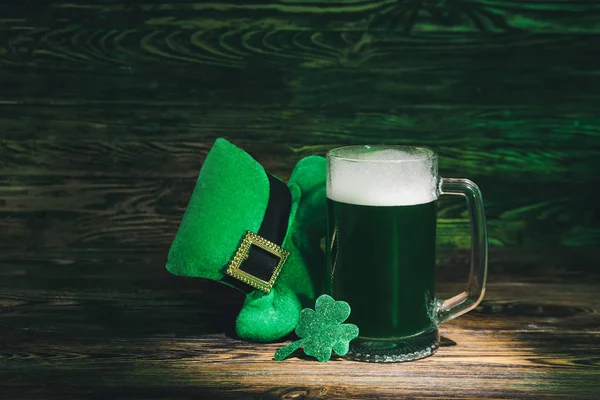 Mug of green beer for St. Patrick's Day on wooden table — 스톡 사진