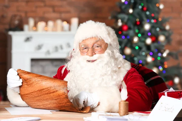 Lista de deseos de lectura de Papá Noel en la habitación decorada para Navidad —  Fotos de Stock