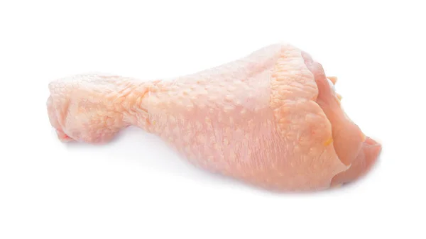 Барабанная палочка сырого цыпленка на белом фоне — стоковое фото