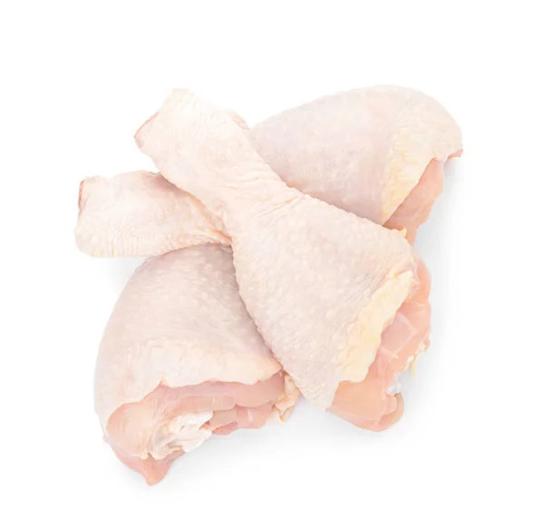 Baquetas de frango cru no fundo branco — Fotografia de Stock