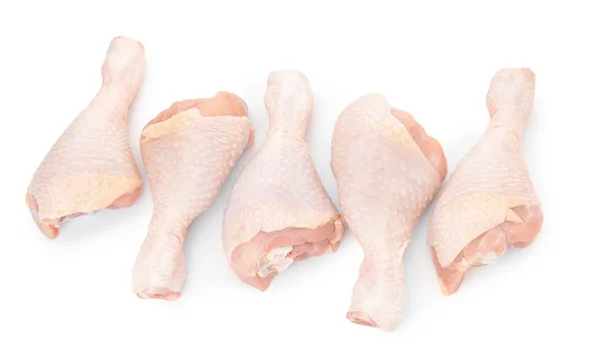 Syrové kuřecí stehna na bílém pozadí — Stock fotografie