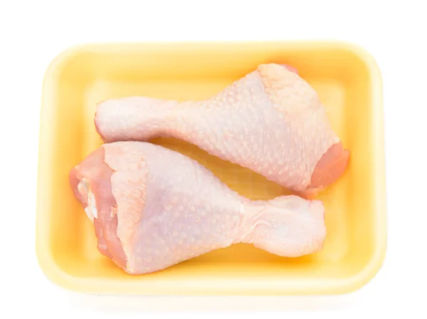 Baquetas de frango cru no fundo branco — Fotografia de Stock