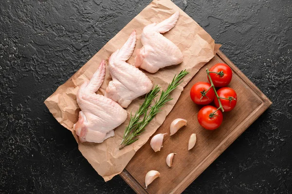 Composição com carne crua de frango no fundo escuro — Fotografia de Stock