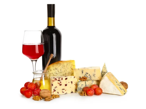 Assortiment de fromages frais avec du vin sur fond blanc — Photo