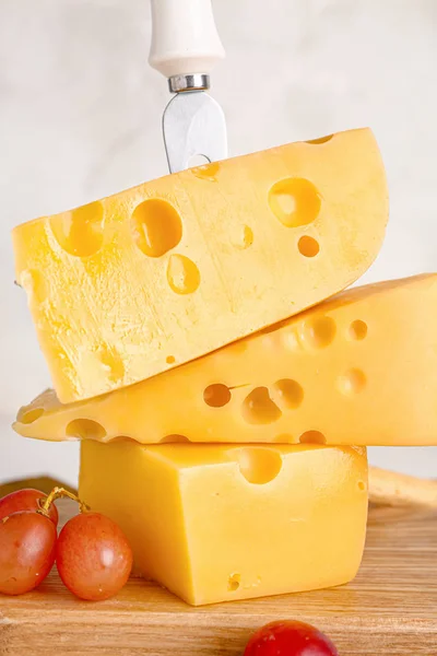 Verse kaas en mes op houten plank — Stockfoto