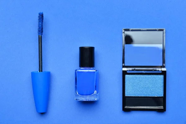 Conjunto de cosméticos de maquiagem azul no fundo de cor — Fotografia de Stock